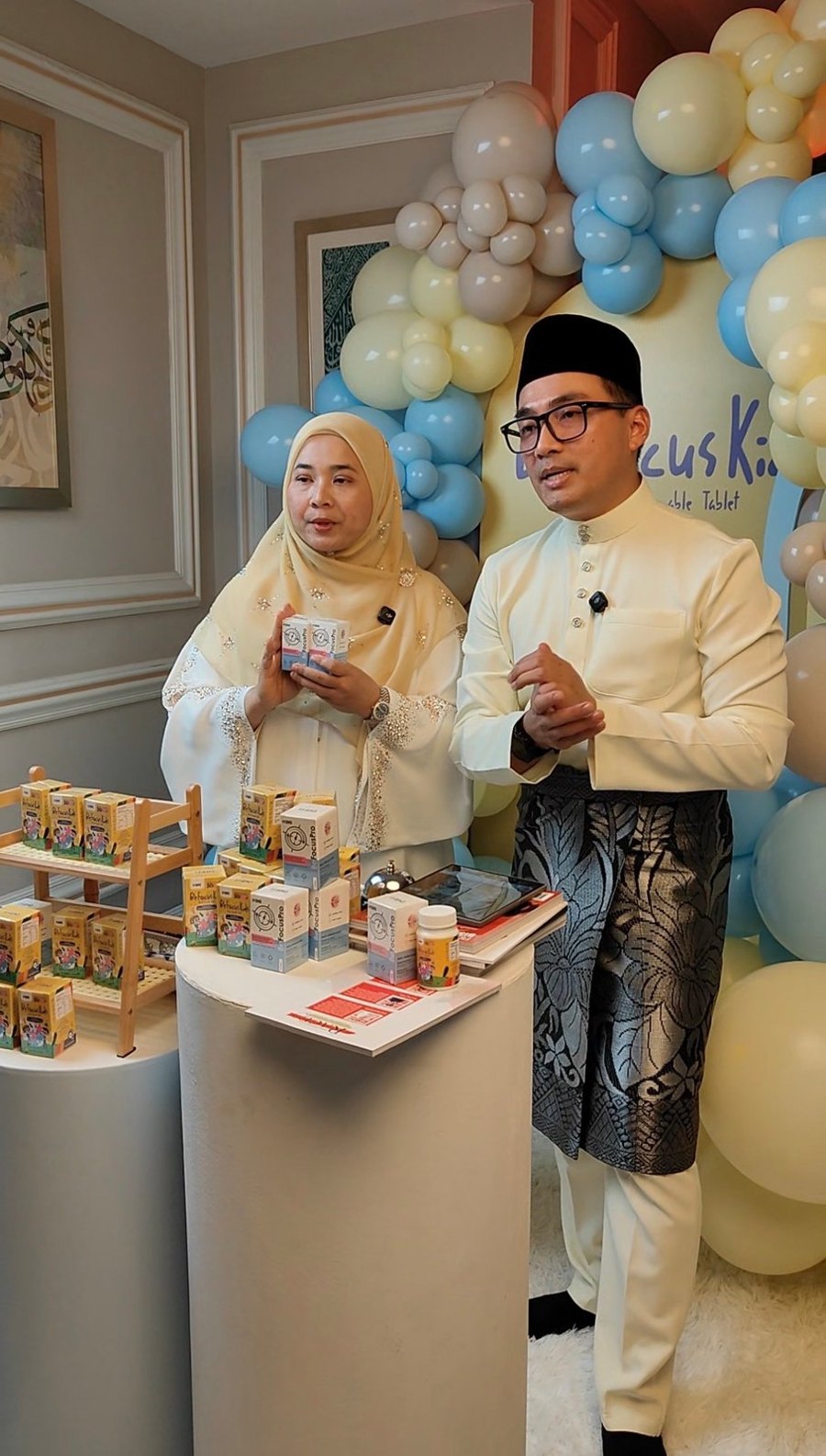 Najib Asaddok dan Iyzah Rahiman, pengasas IYZIQ, pada majlis pelancaran